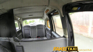 FakeTaxi - bögyös milf pipi tövig benyeli a pélót
