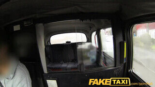 FakeTaxi - kettő bögyös kisasszony kettő faszra