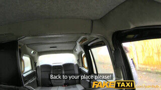 FakeTaxi - szű puncikájú kis csaj kamatyolni szeretne