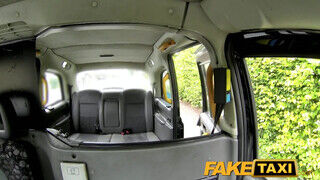 FakeTaxi - vörös milf kisasszony szeret szexelni