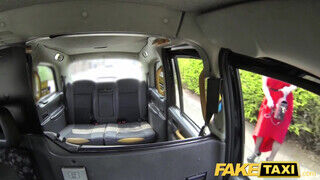 Fake Taxi - Zara DuRose engedi hátsó nyílásba is
