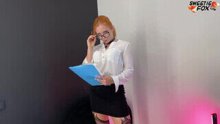 Sweetie_Fox - Szemüveges fiatal csajszi kuffer maszturbációja