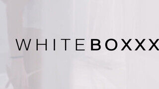WHITEBOXXX - Nicole Black kinyalatja a pináját