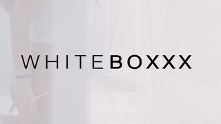 WhiteBoxxx - Naomi bevállalja a nagyméretű fügyit