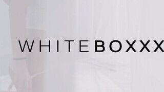 WhiteBoxxx - nagymellű tinicsaj az takaró alatt peckezik