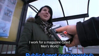 PublicAgent - fiatalasszony a buszmegállóból
