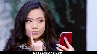 LittleAsians - Vina Sky óriási dákóval megrakva