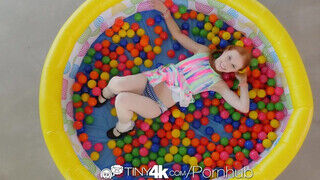 Tiny4K - Dolly Little a izgató vörös hajú zsenge
