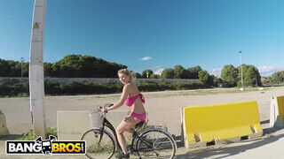 BANGBROS - Katerina Hartlova a bazinagy didkós milf