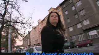 PublicAgent - Sirale a bazinagy kannás csajszi