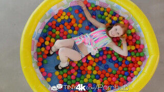 Tiny4k - Dolly Little a kicsike keblű vörös