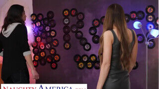 Naughty America - Kendall Kayden a zenész palival kúr