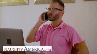 Naughty America - Scarlett Bloom a szomszéddal reszel