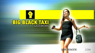 Gala Brown a taxiban reszel