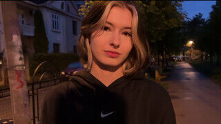 Cutie Kim megszexelve hátulról