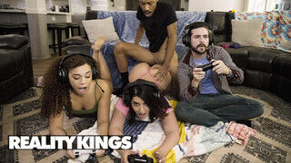 REALITY KINGS - Willow Ryder és Sarah Arabic a szenvedélyes gamer csajok