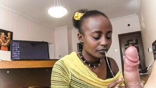 Nyakörves néger örömlány nyáladzik a főnök cerkáján