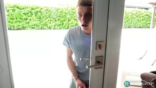 Gyönyörű 40-es sierra megdugja a tinédzser kukkolót