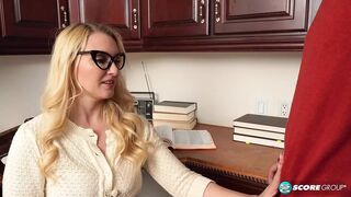 Kívánatos 40-es Julia Robbie és a tinédzser pasi