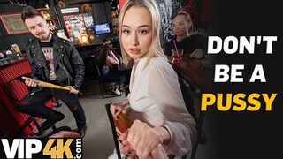 Bátor világos szőke pornósztár reszeli idegen muksót a bárban