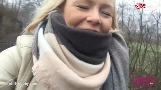 Forró zsenge kiscsaj kerékpáron dörzsöli szaftos puncáját