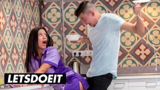 A ellenállhatatlan szobalány Jade Presley kitakarít és cidázza a méretes faszkat a forró szálláson
