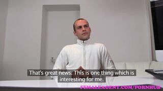 Csinos milf ügynök teszteli a durva csávót