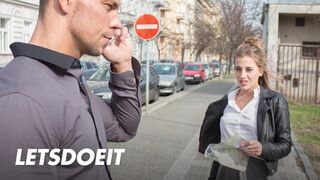 Lenyűgöző turista Silvia Dellai mélyen bekúrva egy helyi csóka által