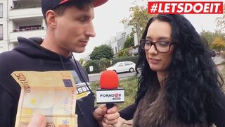 Német tinilány gigantikus segggel a buszról leszállva forró autós dugásban