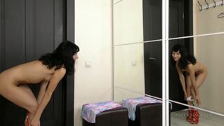 Fiatal kisasszony szőrös puncival masturbál a tükör előtt