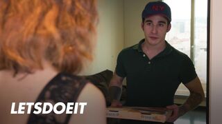 Megcsaló vagina Arian Joy először a barátját baszogatja, aztán a kézbesítő fószer megdugja jól
