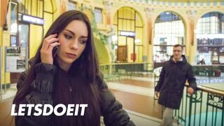 Arwen Gold szűk punciba vágyik egy külföldi kukija kalandra