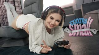 Pici fiatal pipi Aria Banks elkapja magas mostohabátyját Chris Epicet, aki a szobájában veri a pöcse