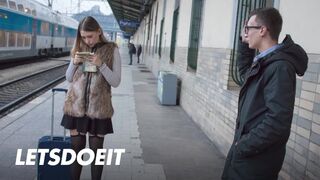 Selvaggia fiatal spiné felfogta Charlie Dean bazinagy faszát egy gyors pov dugásra