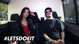 Vékony fekete Coco Kiss pénzért orálozza a bazinagy csoki fazt az autóban
