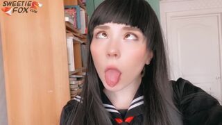 Japán iskoláslány mélyen orálozza a kárója és vadul lovagol rajta