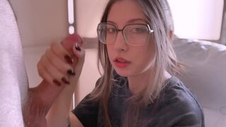 A lusta gamer tinédzser cumizza a fazsat és mellkasába vesz duggást