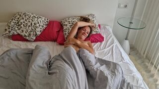 Fullos manus megbassza a haver feleségét, miután az lelépett, és pov videót készít neki