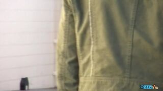 Kisbusás kéjnő kúrja magát idegennel nyilvános vécében