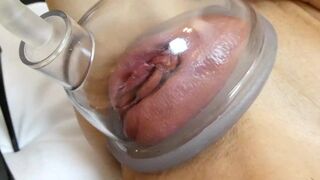 Fullos milf pumpálja a punciját és keményen megbassza lovagló pózban többszörös spricceléssel