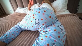 Nyitott ajtónál pornót nézve csábítja a nevelő apját a kicsike cafka lánya