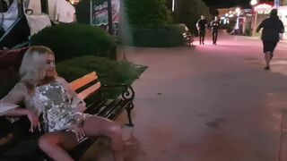 Őrült orosz spiné masturbál és pisil a nyilvános utcán