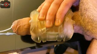 Forró faszdörzsölés fleshlightben vad nyögéssel és mocskos szavakkal gigászi élvezésig