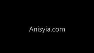 Anisyia keményen cumizza a nagyméretű rúdat livejasminen