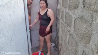Filipina csaj kinti fürdés közben keményen megkamatyolva