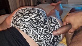 Nevelő fia megtanít szexelni a kicsike kanapén zaj nélkül, hogy a szüleim ne hallják a nyögéseimet
