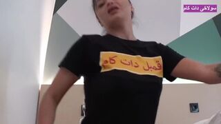 Bűbájos afganisztáni milf orálozza és veri a péniszt amatőr videón