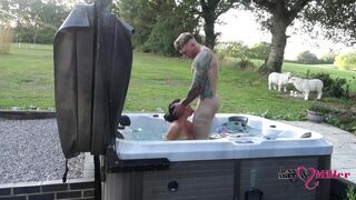 Izgató kinti légyott a forró jacuzziban egy kéjelgő hétvégén