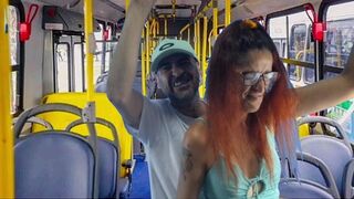 Idegen fősulis leányzót szeretkeznek meg a buszon!