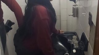 Fiatal latina diákok vad kamatyolása a fürdőben suli előtt